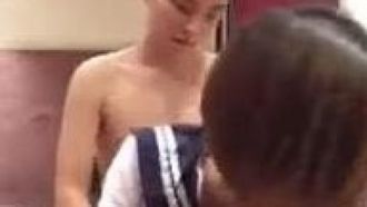 高解像度、無修正、小さな子供がセックスしている巨乳のガールフレンドを自撮りする