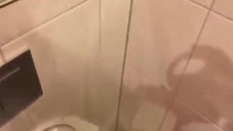 ジムは香港から来た足の長い混血の女神とセックスするためにバスルームに直行しました。