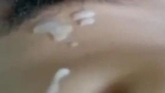 (姐弟亂倫)弟弟的肉棒脹的很難受，幫弟弟全部打出來，再嘗一下味道
