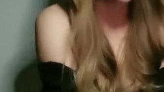 夜中、隣のお兄さんと関係を持ち、部屋の玄関でコンドームもつけずにセックスし、激しく馬乗りになって激しく揺さぶられ、中出しされてしまう