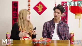 国产麻豆AV 皇家华人 腥春企划 米砂远端遥控男优 米砂