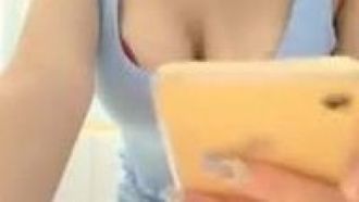 美しい屋外キャスターが男子生徒と絡み、クラスメイト3人を呼び出して順番にセックスするように頼んだが、最終的には全員敗北した。