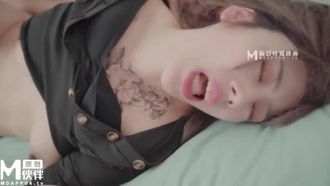【麻豆传媒】LY025 欲望少妇诱骗儿子同学 雯茜