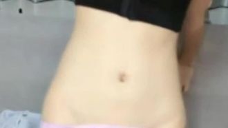 [中国のアンカーが流出] 容姿端麗でダブルポニーテールのスリムで可愛い女の子がソファでバイブをマンコに挿入してオナニーし、うめき声​​を上げ、少し毛深い彼女はとても魅力的です。 。