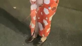 JK裝夜路上露出後車箱自慰，帶項圈跪地爬行肛塞性感連體網襪