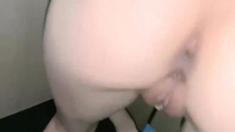 ショッピングモールのトイレでセックス、しゃがんでフェラ、脱いで尻を上げて後ろから犯される
