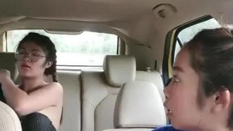 2000年生まれの中国人とビルマ人の混血少女2人を野外ドライブさせ、狭い車に乗り込んだら車から降りられずに美尻を交互に犯しまくった。