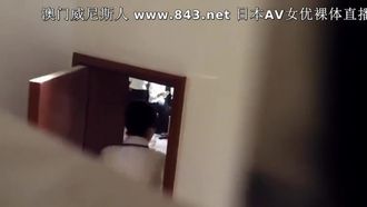 トイレでおしっこを隠し撮り