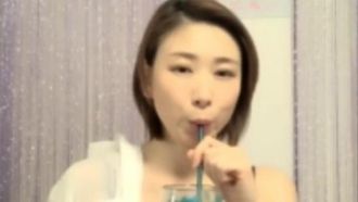 台湾の熟女女優リン メイリンのライブ ショーのパート 2。彼女はバスルームでオナニーとシャワーを浴びます。
