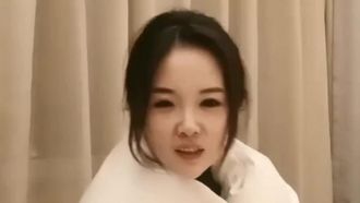 Three women VS many men show, a beautiful girl with good looks is having sex with many people, wearing black stockings, two women are tongue-kissing and giving blowjobs