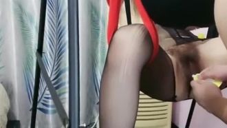 刺激的な4P、自宅に監禁された性奴隷、黒ストッキングでのセクシーな誘惑、マンコを縛り付けて突きまくるセックスハンモック、マンコとマンコを使ったあらゆる凌辱と口遊び