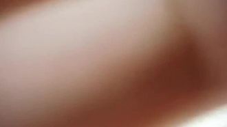 간소한 방갈로에서 황홀한 표정으로 패스트푸드를 먹는 '사촌 빈곤퇴치 거리소녀'를 몰래 촬영한 야외 매춘부
