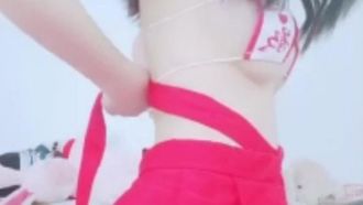 かわいいプラットフォーム (元お嬢様) の若くて小さめのロリ少女が無料で見せ、最高級の無毛ピンク色の菌、自慰行為とマンコの挿入、膣液と白い汁、非常に卑劣です