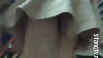 露脸抄底小少妇意外惊喜居然没穿内裤,逼被拍的清清楚楚，真他妈是个骚货