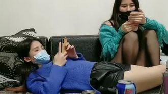 【我的高中女同学们】4女1男淫乱群P，男主被轮番上阵蹂躏，争先恐后的求插到自己的小穴裏，软了就吹硬不给喘息时间