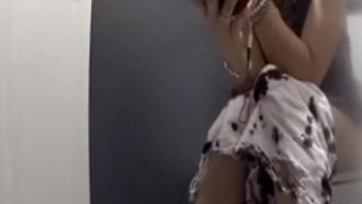 外站流出坐厕偷拍看打扮这应该是白领居多短发气质美女应该尿内裤了扯了好多纸擦逼