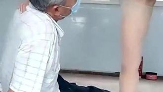 田舎で牛を飼っている二人の老人を誘惑するふしだらな女性アンカーは、ストッキングを履いたままアナルを犯した後、まだ満足できずにオナニーします。