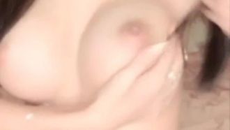 【中国アンカー流出】赤くてスレンダーな巨乳の女の子が下着を脱いで全裸でソファに触るのがとても魅力的です。