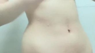 【中国のアンカー流出】容姿端麗な女の子が自分専用の玩具Qiqiの小道具を使ってオナニーした後、バスルームで短いスカートの小道具を履いてJJが馬に乗ってファックするのはとても魅力的です。それ。