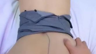 ホテルのウェイターがとてもセクシーな服装で部屋に入ってきて、私のシーツと掛け布団を交換してくれました。 彼は彼をベッドに押さえつけて、下着を着けて私にフェラをしてくれました。 。