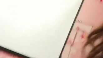 高顔值风骚御姐镜头前的风骚诱惑，奶子翘挺皮肤白皙会呼吸的逼逼看着水好多真刺激