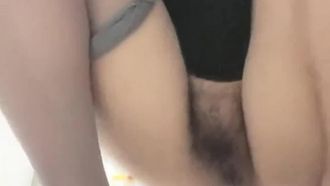 淫蕩的电信客服终于拿下同事小哥，跟骚逼少妇厕所内激情啪啪