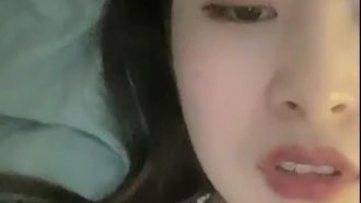 [Xiuyan baby] It hurts to be fucked by my brother. I keep shouting that it hurts. I hug my brother. They are a loving couple. They love each other and love each other and they fuck me fiercely!