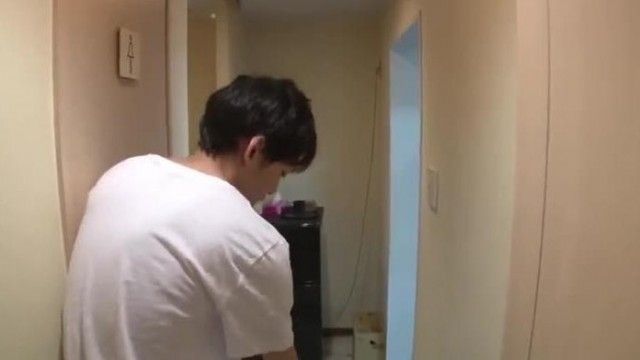 慌てていてブラを着け忘れたノーブラニット女の胸に見とれていると…2