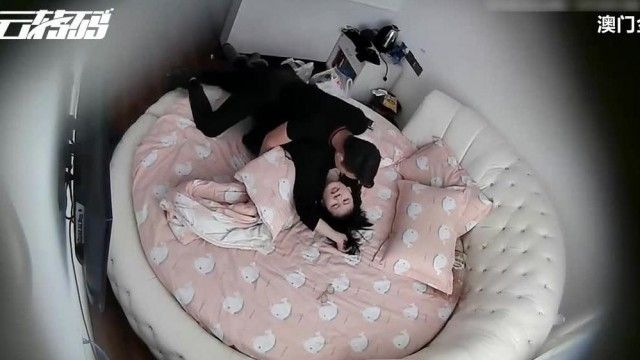 Squirting Recommendation - As soon as the fair and beautiful college beauty entered the room, her boyfriend pulled her pants off and forced her to have sex. She couldn't bear it for too long and didn't want to do it anymore, so she was pulled over and continued to do it!