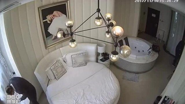 精品推荐-豪华套房偷拍极品性感美女嫩模拍摄写真时一随从看长得漂亮也用手机偷拍,还去搭讪有点想操的意思!1