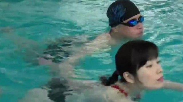 競泳人妻ハメ放題プール痴漢奥田咲