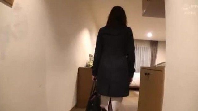 有名大学病院 院長秘書 全身クリトリス『超敏感体質人妻・成宮つばさ』歳AVデビュー 憧れの舞台で敏感奥様、淫獣になる。