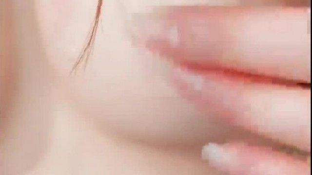 最新2018微博红人极品嫩妹麻酥酥呦VIP你的私人医护原版图56P+视频3V无敌身材坚挺大波矿泉水瓶自慰1