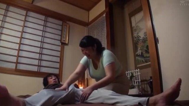 完熟おばさんは二度見する！？自宅開業したマッサージ店のおばさんに勃起チ○ポを見せたら…2
