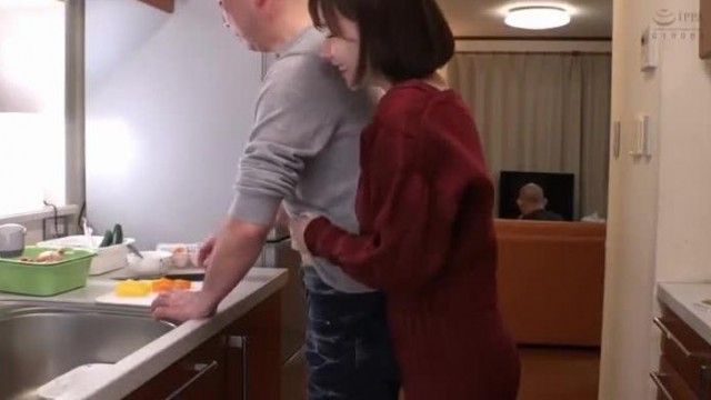 和 S-chan 住在一起，無論是做愛還是不做愛時，S-chan 都會不斷地挑逗我的乳頭，讓我的乳頭保持鬆脆的深田英美