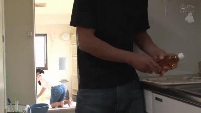 飲ませた媚薬が効きすぎて愛液を垂れ流してアヘ顔で足腰ガクブルでイキ漏らし「らめぇ～」とエビ反り絶頂痙攣する家政婦