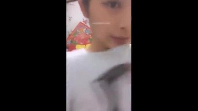 宿舍的澡堂里直播洗澡逼逼粉嫩粉嫩的1