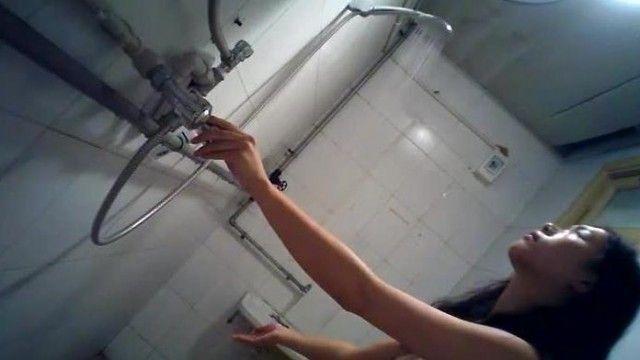 洗澡的大眼睛学妹乌黑茂密的阴毛太勾引人了