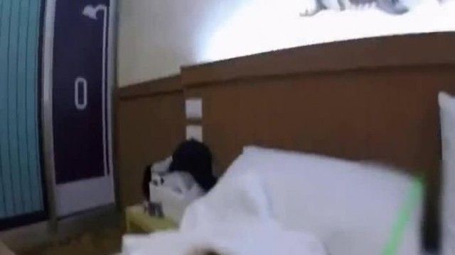 江湖老司机酒吧撩妹认识的火辣小妹子故意灌醉带到宾馆扒光