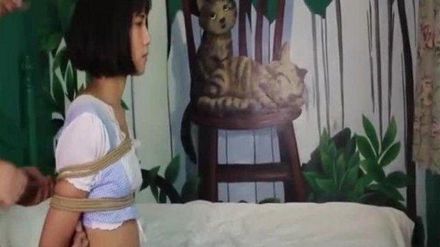 あむちゃんの二次元美少女絆体験！ストッキングを履いた美脚をもがいてひねって遊ぶ_