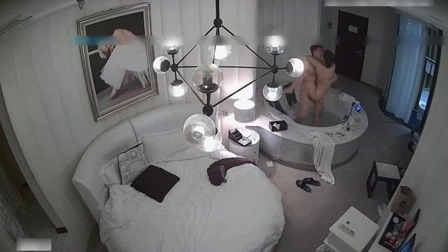 A tall, beautiful and graceful beauty met a netizen in a hotel and was fucked by various men while she was taking a shower. She screamed for help and was fucked twice on the bed. She screamed: It hurts, you are bullying me, I can’t stand it anymore!