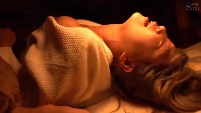 こたつの中の無防備な下半身に我慢できずイタズラ！派手な見た目のくせに周りを気にして声を押し殺し悶えるギャル