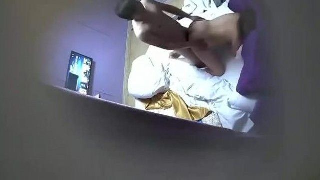 【宾馆偷拍】和骚妇女同事开房床都要被她摇塌