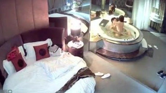 【国产】情趣酒店水滴摄像头偷拍健壮男和美女洗完鸳鸯浴激情啪啪
