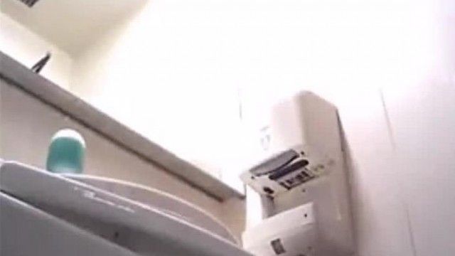 【トイレ盗撮】美人でおしゃれな女の子がトイレに座っている時の卑猥な行為を隠し撮り