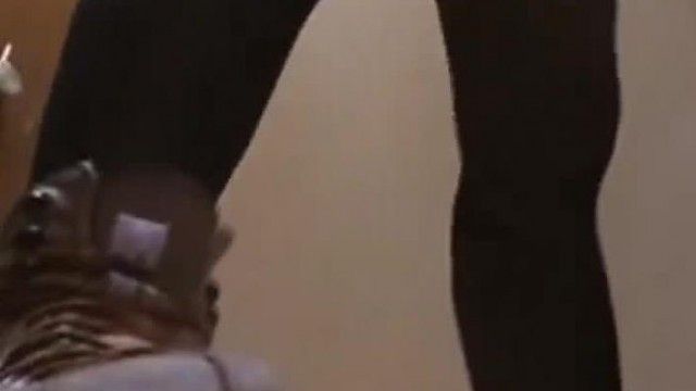 [Toilet Secret Shot] The girl skating almost peed in her pants