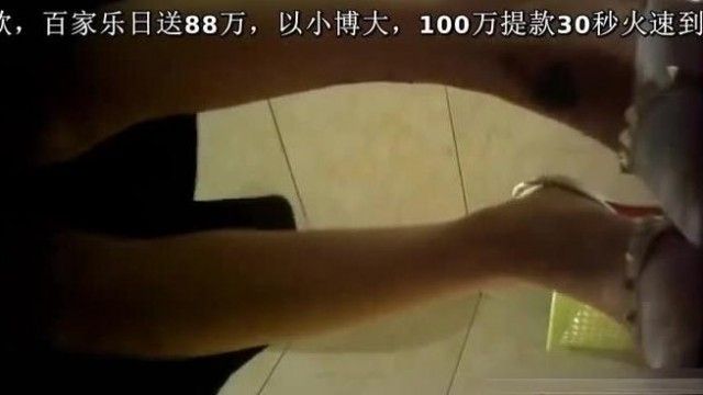 【厕所偷拍】妹子貌似把内裤弄湿了用纸巾擦