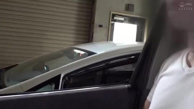 『マジでオナってる！？』隣に駐車している車でオナニー中の美女を発見！しかも見られていることに気づき見せつけるように誘惑してきた…