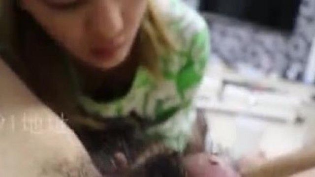 【国产】“姐原来这玩楞这么好吃”对白搞笑淫荡双飞姐妹俩妹妹是明星脸特像迪丽热巴姐俩抢J8吃