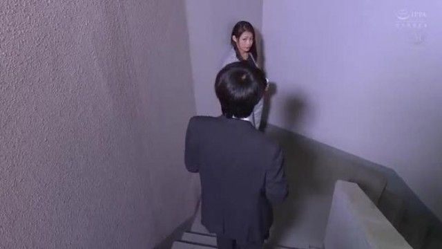 在一次培训之旅中，整个部门继续轮奸一名职业中期已婚女员工，直到她成为性奴隶。 友田真纪